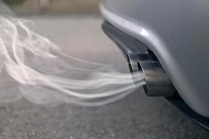 Jeder zweite Autofahrer ist gegen Verbot von Verbrennungsmotoren
