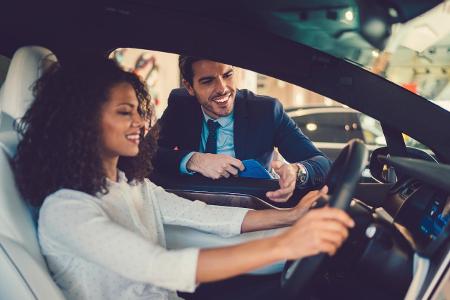 Übergabe eines Autos Übergabe eines Autos