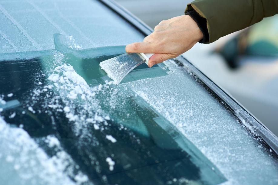 Eiskratzer an der Autoscheibe