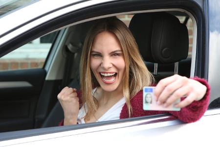 Autofahrerin mit Führerschein Autofahrerin mit Führerschein