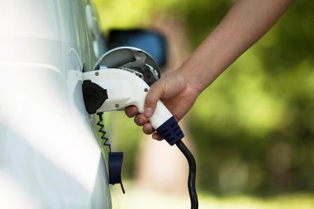 Plug-in-Hybrid beim Tanken Plug-in-Hybrid beim Tanken