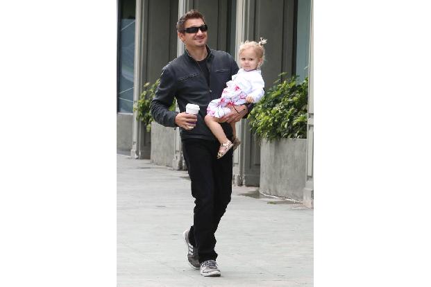 ...Jeremy Renner dazu veranlasst hat, seine Tochter Ava Berlin zu nennen? Ort der Zeugung oder einfach ein inspirierender Or...