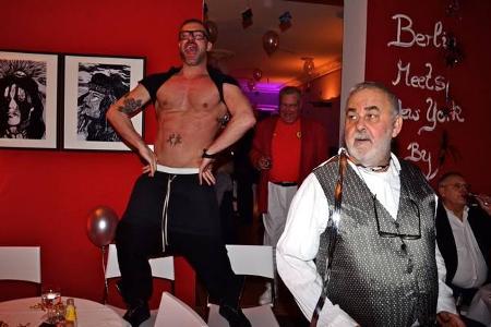 ...Udo Walz wiederum besitzt zwar kein Restaurant, dafür aber eine schicke Bar in Wilmersdorf. Immerhin Nüsse und Studentenf...