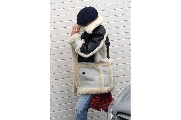 ...diese junge Dame ihr Versteck aufrecht. Die Mütze einfach ganz tief ins Gesicht gezogen und den Kragen der Jacke aufgeric...