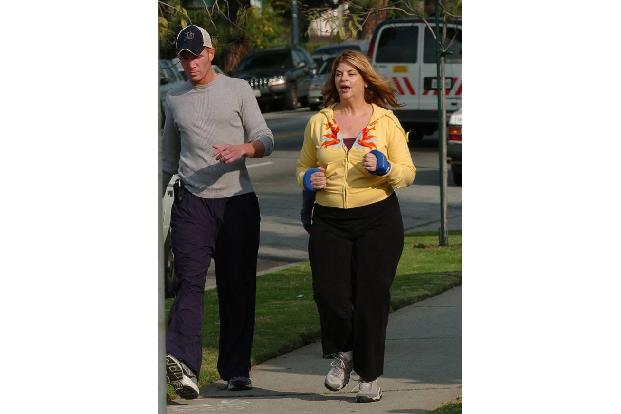 ...parallel zum Seriendreh den Angriff auf die schwabbelnden Pfunde. Jeden Tag ging Kirstie Alley mit ihrem Trainer Joggen, ...