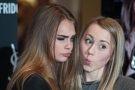 Einfach nur sexy in die Kamera lächeln kann ja jeder! Topmodel Cara Delevingne setzt da lieber auf eine gehörige Portion Mim...