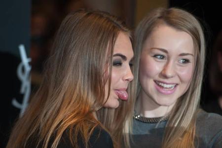 ...frecher Zungenstrecker - die quirlige Blondine beherrscht jede noch so abgedrehte Grimasse. Und auch für die...