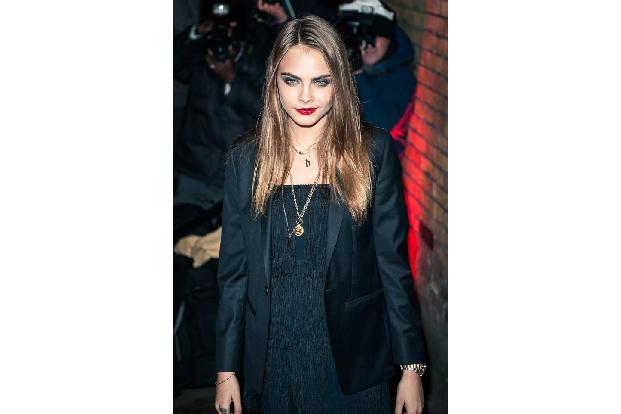 ...hat es sich dann allerdings auch schon wieder mit den lustigen Mimikaussetzern. Cara Delevingne zeigt sich mit knallrotem...