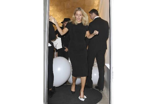 ...hatten einen kleinen, peinlichen Zwischenfall. Zum Beispiel Ellie Goulding. Hatte die Sängerin da etwa Toilettenpapier an...