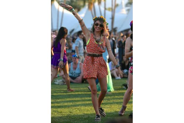 ...Verlauf des Open-Air-Events durchaus für die Paparazzi lächelte, tanzte und posierte. Die Rede ist übrigens von 