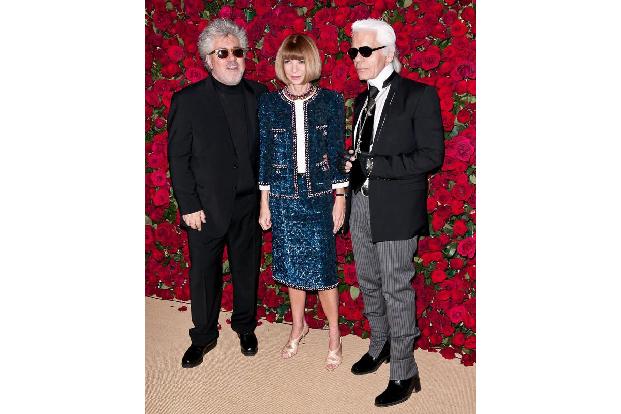 ...Karl Lagerfeld und Vogue-Chefin Anna Wintour mit den lästigen Handyknipsern um. Sie hasst es und er verriet in einem Inte...