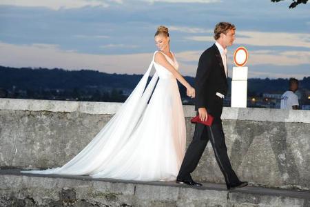 ...Brautkleider, beide aus dem Hause Armani. Das Spitzenkleid während der Trauung fiel noch recht schlicht aus - doch die Ro...