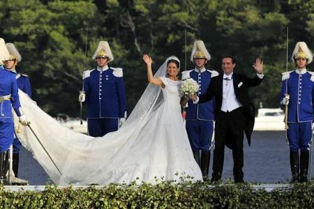 ...einen Traum aus Seidenorganza und Chantilly-Spitze. Besondere Highlights: der sechs Meter lange Schleier sowie die vier M...