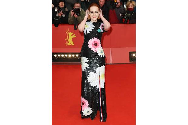 ...schon die ersten Berühmtheiten im Kampf mit dem Red Carpet. Bei der Premiere von 