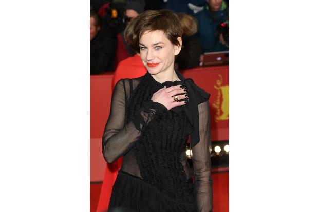 ...Christiane Paul musste bei ihrem Outfit nochmal Hand anlegen. Fast schon halsbrecherisch...
