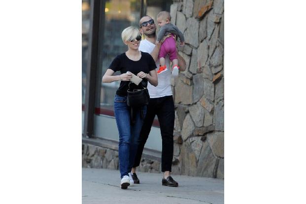 So sieht das also aus, wenn Scarlett Johansson und ihr Liebster Romain Dauriac gemeinsam mit Töchterchen Rose einen Familien...