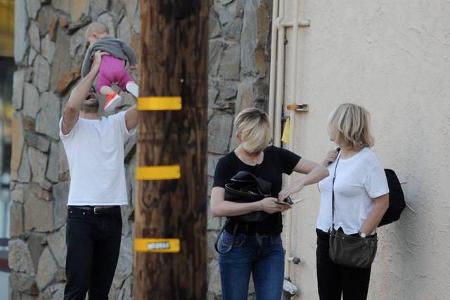 ...die laue Frühjahrsluft sausen, während Mama Scarlett offensichtlich ganz andere Sorgen hat. Es scheint ganz so, als wolle...