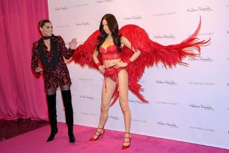 ...stellte Adriana Lima im Wachsfigurenkabinett Madame Tussauds in New York ihre wächserne Doppelgängerin in Victoria's Secr...