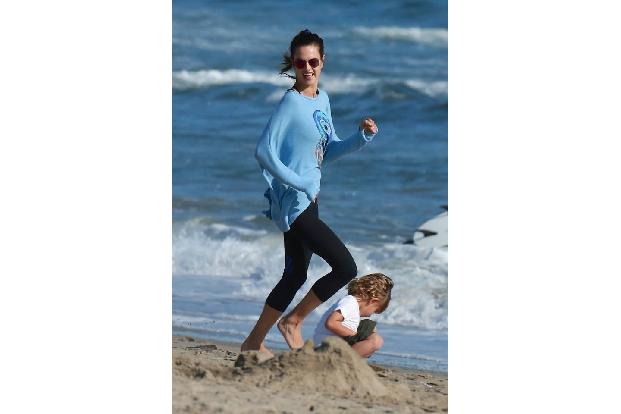 ...ausgelassen über den Strand. Ganz so, als wäre die Laufsteg-Schönheit in den Jungbrunnen gefallen! Während die Frau Mama...