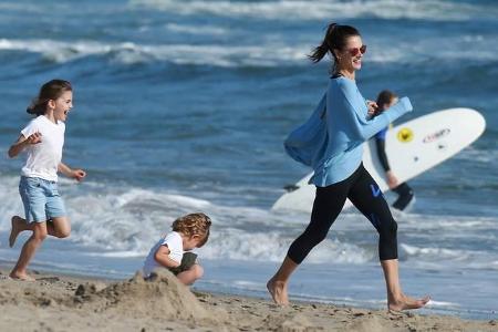 ...und die siebenjährige Anja also am Strand entlang tobten, ließ sich Klein-Noah mal so gar nicht aus der Ruhe bringen und ...