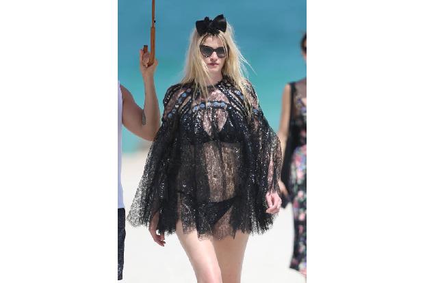 ...nicht von jedem Schwimm-Outfit behaupten kann, in dem Lara Stone fotografiert wurde. Was wohl dieses sonderbare Ensemble ...