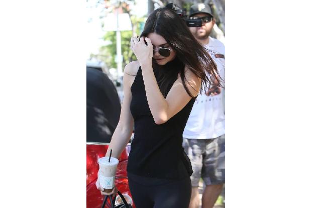 Es ist ja verständlich, dass man nicht in jeder Lebenslage von der Paparazzi verfolgt werden will. Und Kendall Jenner ist da...