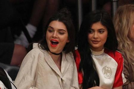 ...unlängst beim Spiel der Lakers gegen die Sacramento Kings, das sie mit ihrer Schwester Kylie besuchte. So schwer fällt di...