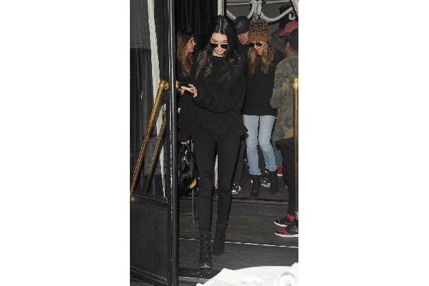 ...allerdings Kendall nicht alleine unterwegs ist, ist es für sie auch kein Problem, mal fast ungeschützt vor die Paparazzi-...
