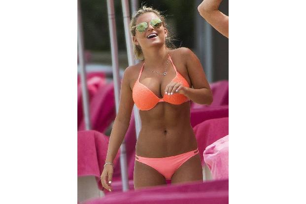 Erst Miss Great Britain - nun einfach eine Strandschönheit! Der Sommer war für Zara Holland voller Skandale. Nach ihrer erfo...