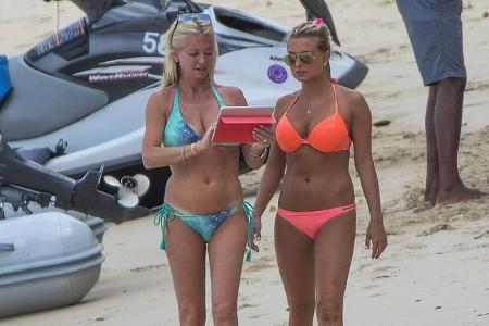 ...betrachtete die Dame im orangefarbenen Bikini dann noch fleißig die Schnappschüsse, die ihre Freundin von ihrer wilden Wa...