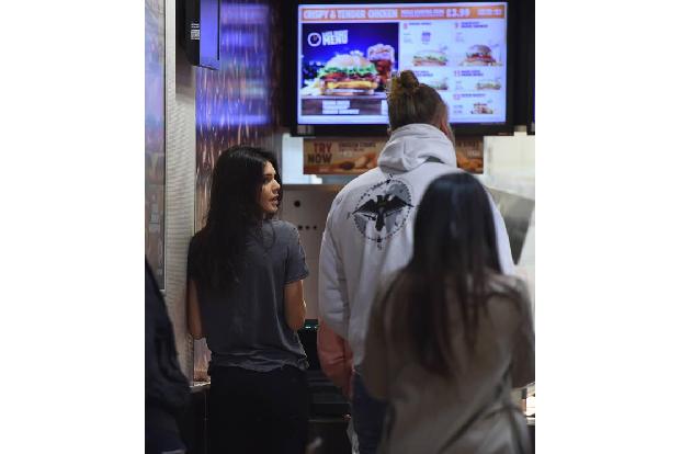 ...die gute Kendall wirklich auf Fast Food steht. Sie wird immer wieder mit diesen ungesunden Kalorienbomben gesehen. In Lon...