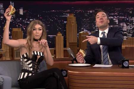 ...kann sich auch Gigi Hadid einen Burger zusammen mit Jimmy Fallon in seiner Show leisten. So einen Cheat Day hat wohl jede...