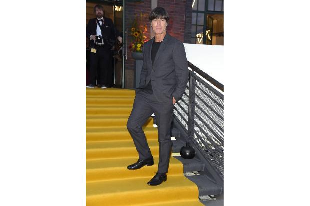 ...Männer? Fußballtrainer Joachim Löw kam, wie man ihn kennt. Aber warum auch einen Look ändern, der schon für etliche Begei...