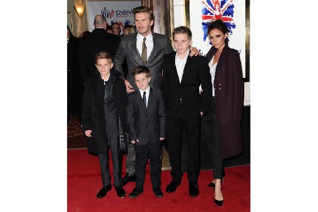 ...mit ihrem Ehemann und den Söhnen Romeo, Cruz und Brooklyn Beckham gilt sie mittlerweile als eine der stylishsten Familien...