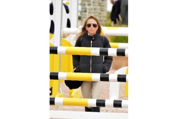 Mary-Kate Olsen schreitet nicht ohne Grund seit ein paar Tagen mit Reiterhosen und Stiefeln zwischen den Springhürden in Bri...