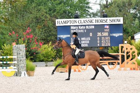 ...nahm nämlich nicht nur als Zuschauerin bei der Hampton Classic Horseshow teil, sie nahm auch selbst die Zügel in die Hand...