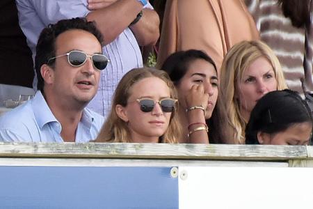 ...ihr Ehemann Olivier Sarkozy auch ein Interesse an Pferden zu haben scheint. Ob das allerdings nicht eher an Mary-Kate als...