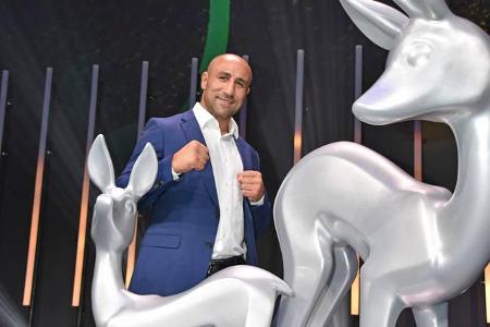 ...setzte Profiboxer Arthur Abraham die Maskottchen in Szene. Da fragt man sich glatt, ob Bambi eine Chance im Ring hätte? M...