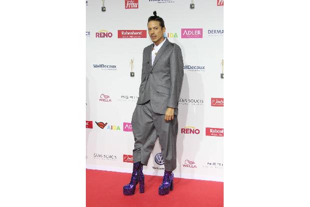 ...rockte Jorge auch bei der Goldenen Bild der Frau Gala. Absolutes Highlight des Outfits: lila Lack-High-Heels und eine wei...