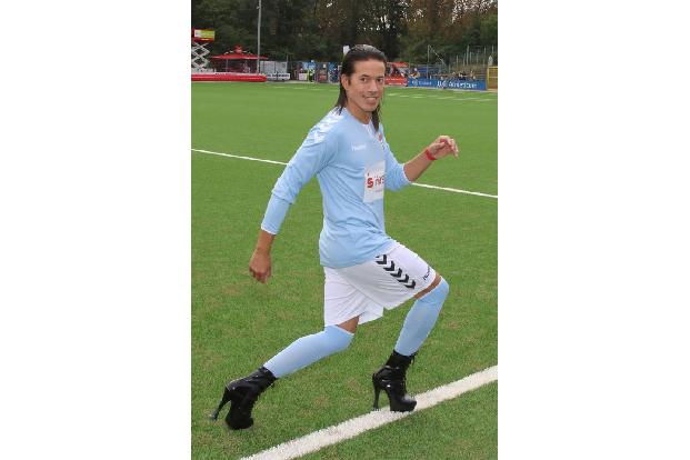 ...sind für den Entertainer sogar beim Sport Pflicht, wie er bei 'Kicken mit Herz' bewies. Im Fußballtrikot und hohen Hacken...