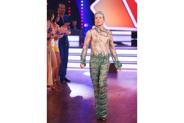 ...der Tanzshow 'Let's Dance' sitzt das Model in der Jury. Dabei sorgt er in jeder Sendung für modische Highlights. Gefärbte...
