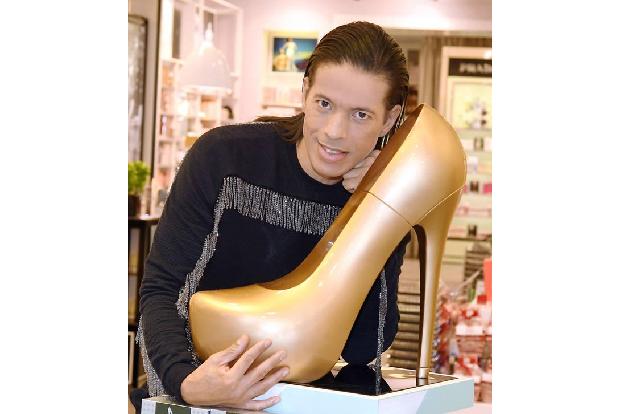 ...Jorge González High Heels liebt, zeigt auch der Name seines Parfüms: 'Eau de Parfum by Glamour & Heels'. Die Flasche des ...