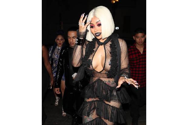 Mitte August wurde Blac Chyna in diesem aufreizenden Spitzenkleid vor einem Club in Los Angeles gesichtet. Die schillernde P...