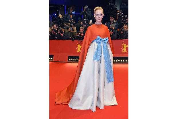 2018 erschien Elle Fanning zur 68. Berlinale in einer Robe des italienischen Modedesigners Valentino. Die farbliche Kombinat...