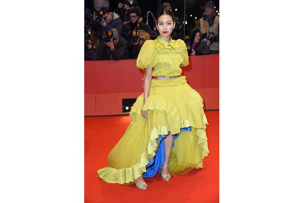 …japanische Schauspielerin Fumi Nikaidō präsentierte sich auf dem roten Teppich der Berlinale-Eröffnung in einem gelben Puf...