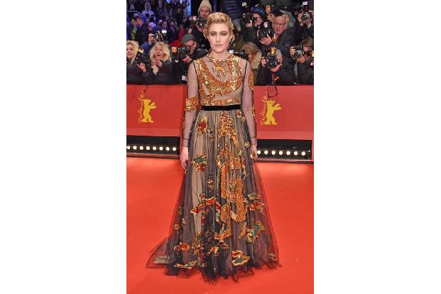 …gesamte Schönheit konnte Hollywood-Star Greta Gerwig im Ganzkörper-Kleid von Valentino nicht zur Geltung bringen. Schade, d...