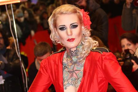 Sie hat zwar ein paar Tattoos weniger, für ein außergewöhnliches Aussehen reicht es aber trotzdem. Lexy Hell (29) lebt in Be...