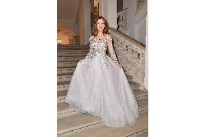Prinzessin Xenia erwischt Bräutigam im Puff und verbrennt Brautkleid 
