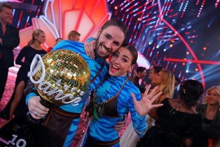 An ihn kam niemand vorbei: Gil Ofarim. Der Sänger ist der haushohe Gewinner der zehnten Staffel 2017. Mit Tanzpartnerin Ekat...