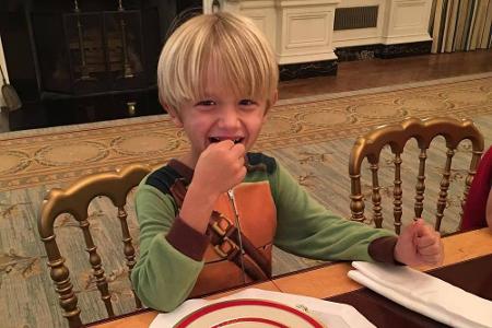 Außerdem postete Donald Jr. ein Bild seines fünfjährigen Sohnes Tristan beim Mittagessen. Die Stühle: goldbemalen, weißer Ma...